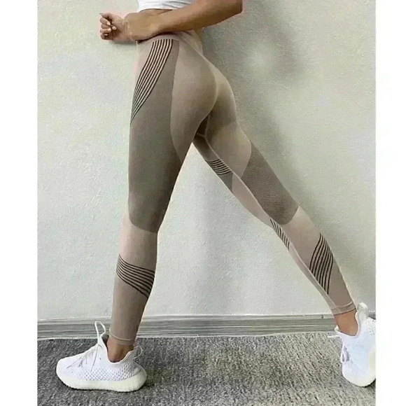 High Waisted Compression Bend leggings - Picture 3 of 10